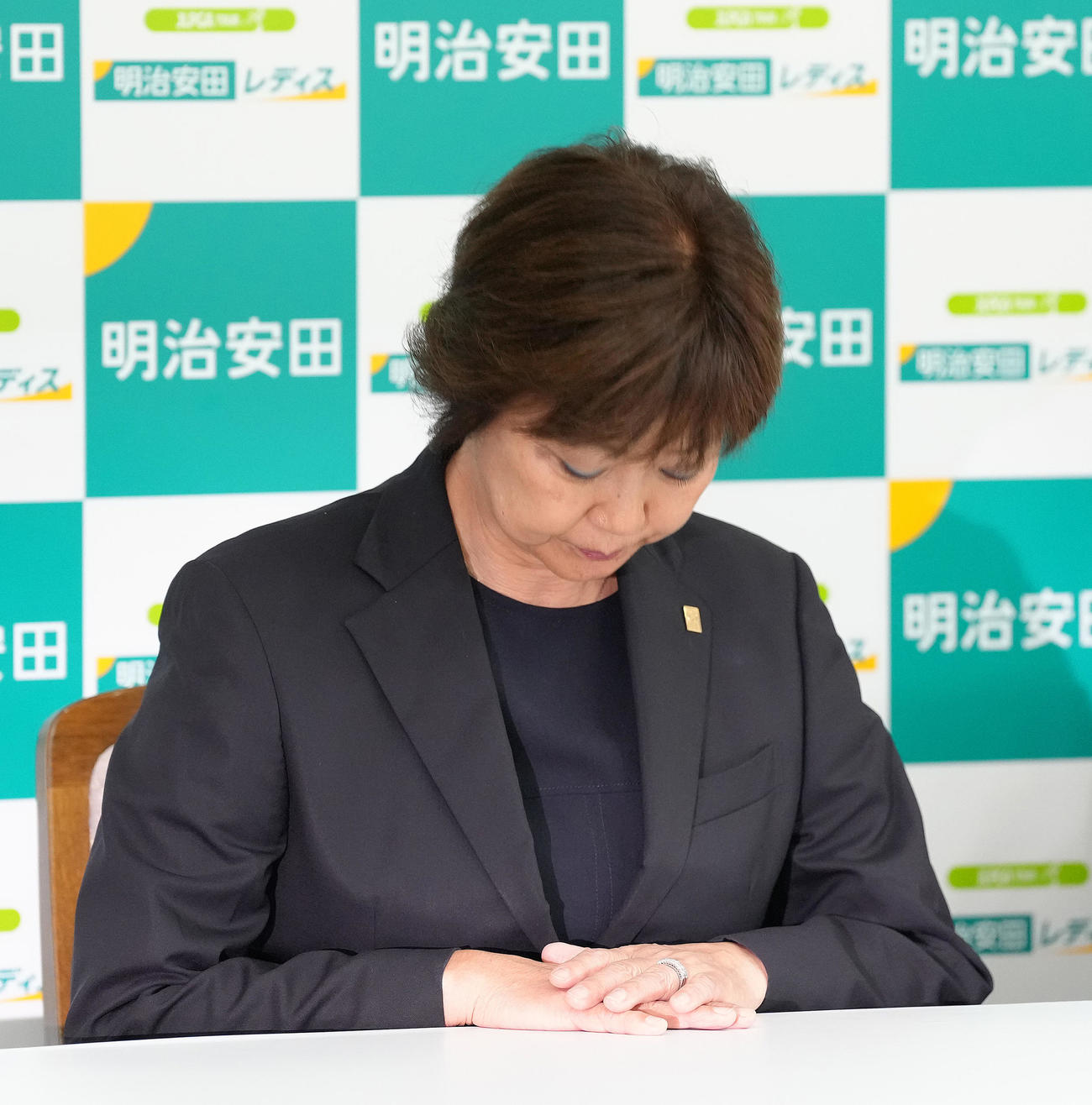 3日間、無観客での開催が決定し、会見でファンに謝罪する日本女子プロゴルフ協会の小林会長（撮影・足立雅史）