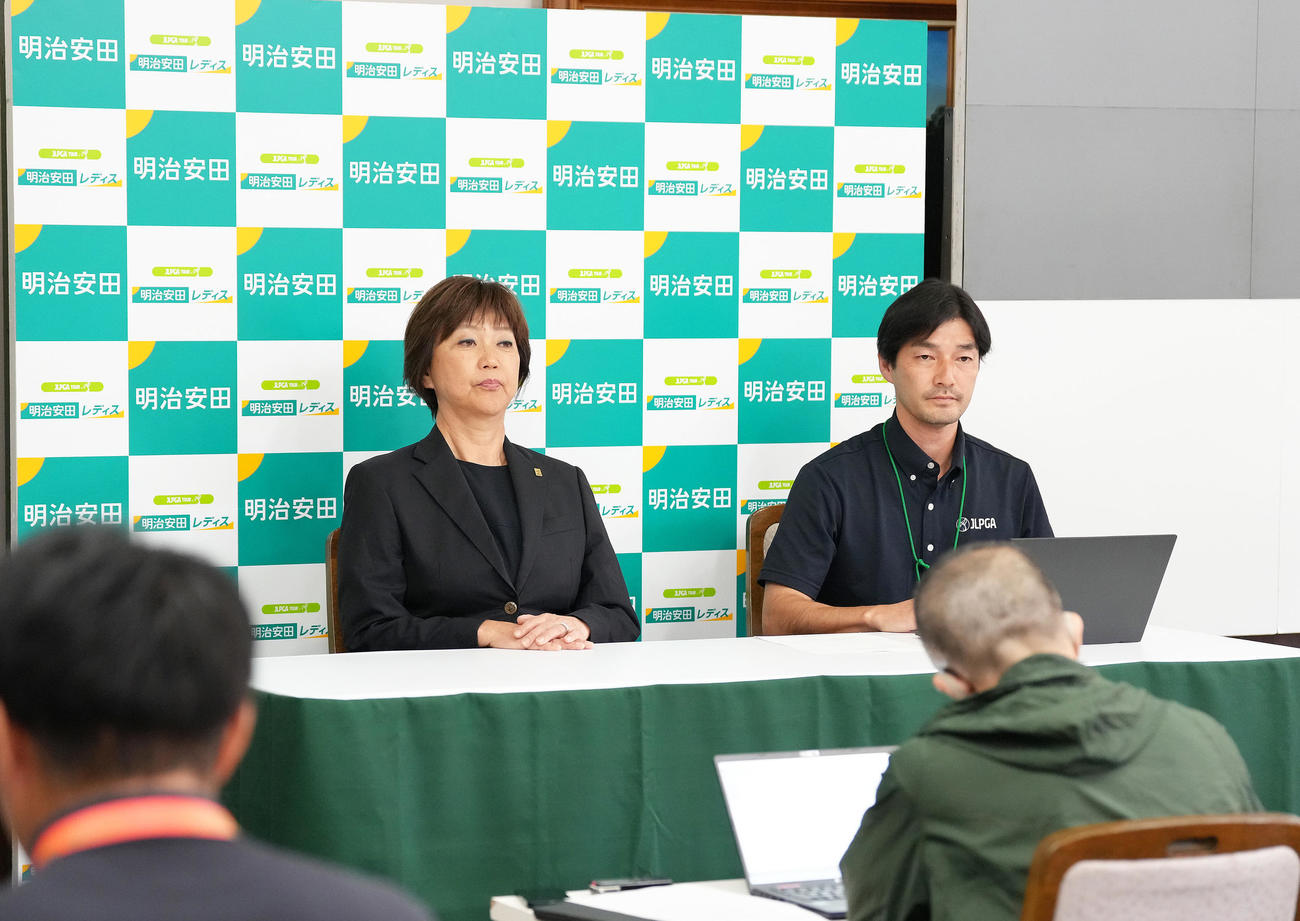 3日間、無観客での開催が決定し、会見に臨む日本女子プロゴルフ協会の小林会長（左）（撮影・足立雅史）