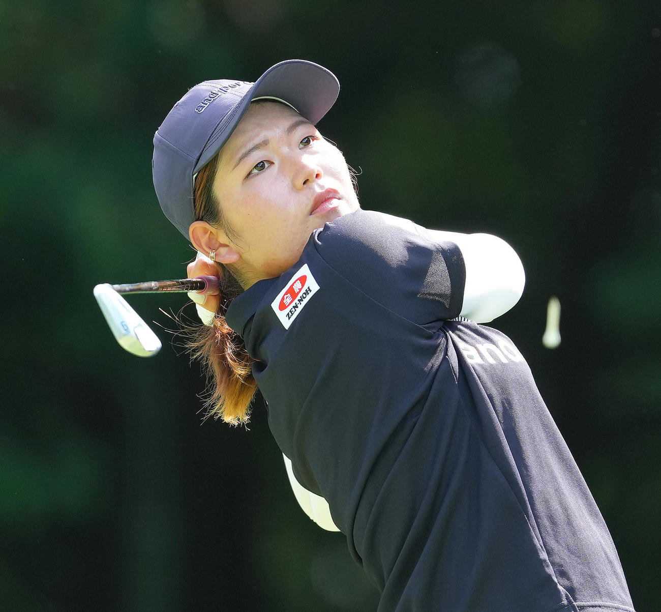 17番、ティーショットを放つ桜井（撮影・足立雅史）