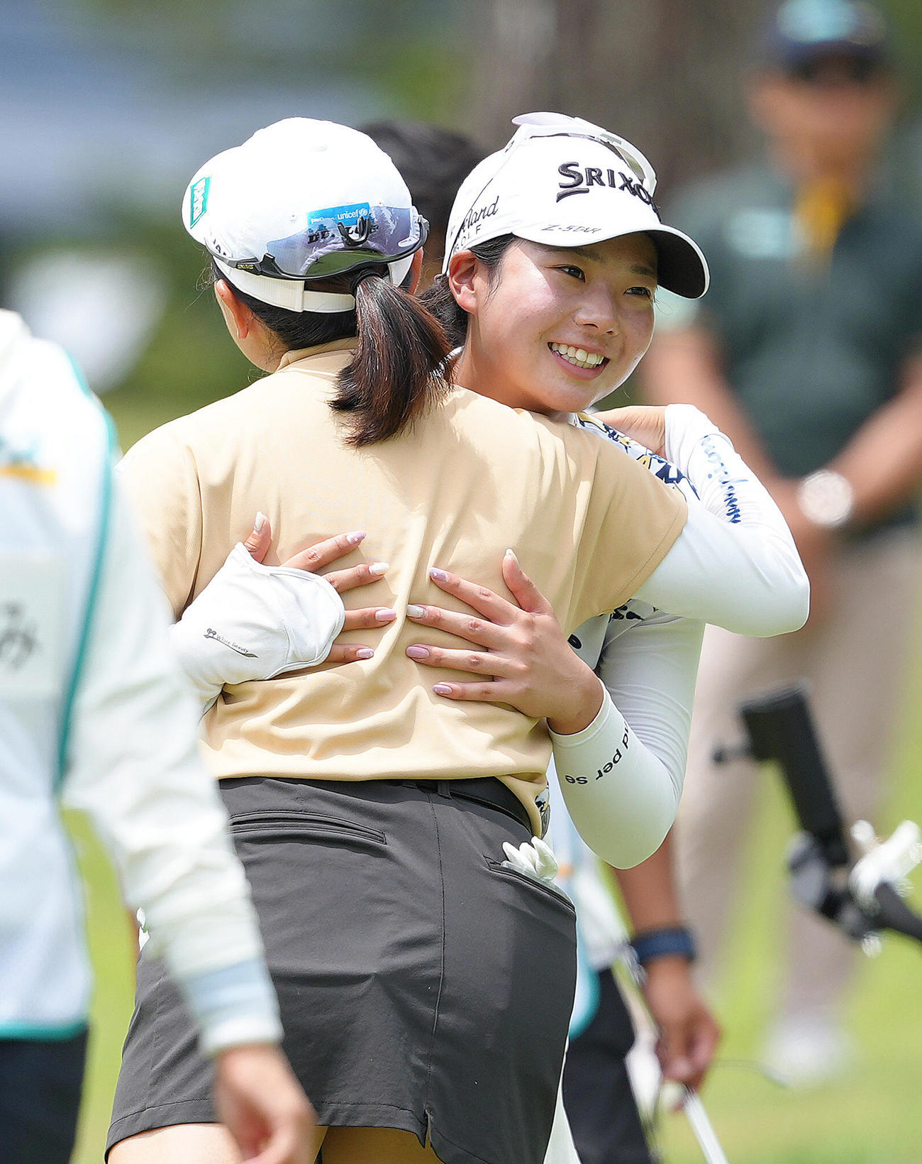 ホールアウトした菅（右）は勝と抱き合う（撮影・足立雅史）