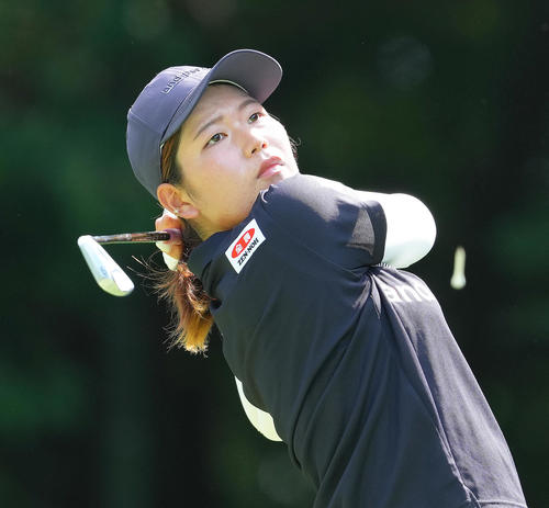17番、ティーショットを放つ桜井（撮影・足立雅史）