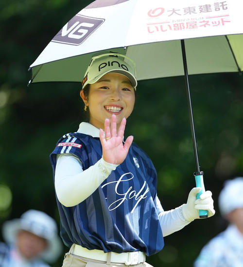 笑顔で移動する佐久間（撮影・足立雅史）