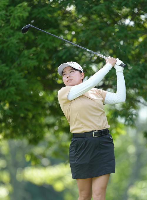 12番、ティーショットを放つ勝（撮影・足立雅史）