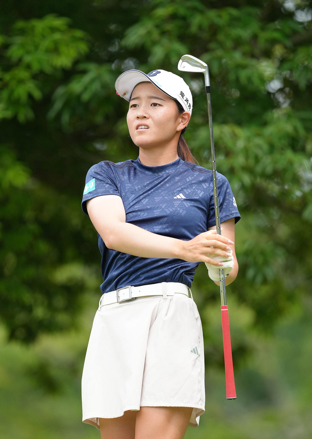 12番、ティーショットを放つ佐藤心結（撮影・足立雅史）