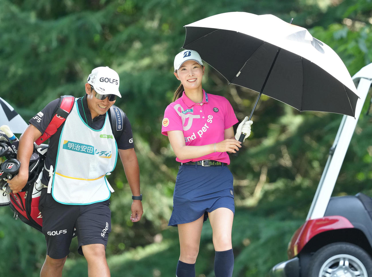 笑顔で移動する鶴岡果恋（右）（撮影・足立雅史）