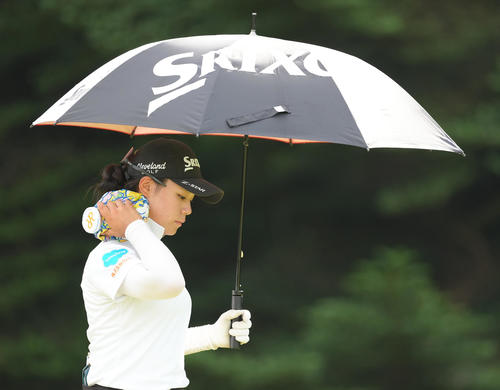 首を冷やしながら移動するアマチュアの仁科優花（撮影・足立雅史）