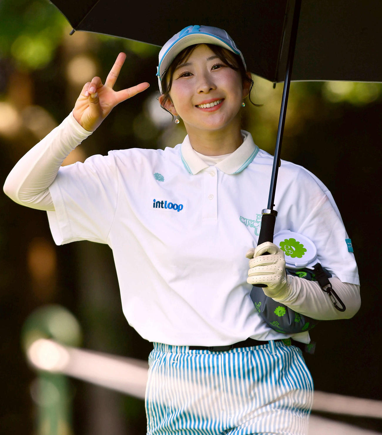 12番、カメラに笑顔でピースサインを見せながら第2打へ向かう永嶋花音（撮影・岩下翔太）