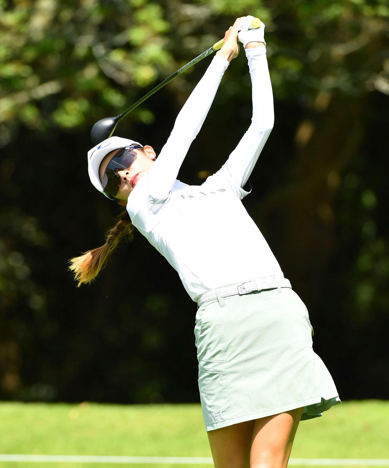 12番、ティーショットを放つ安田祐香（撮影・岩下翔太）