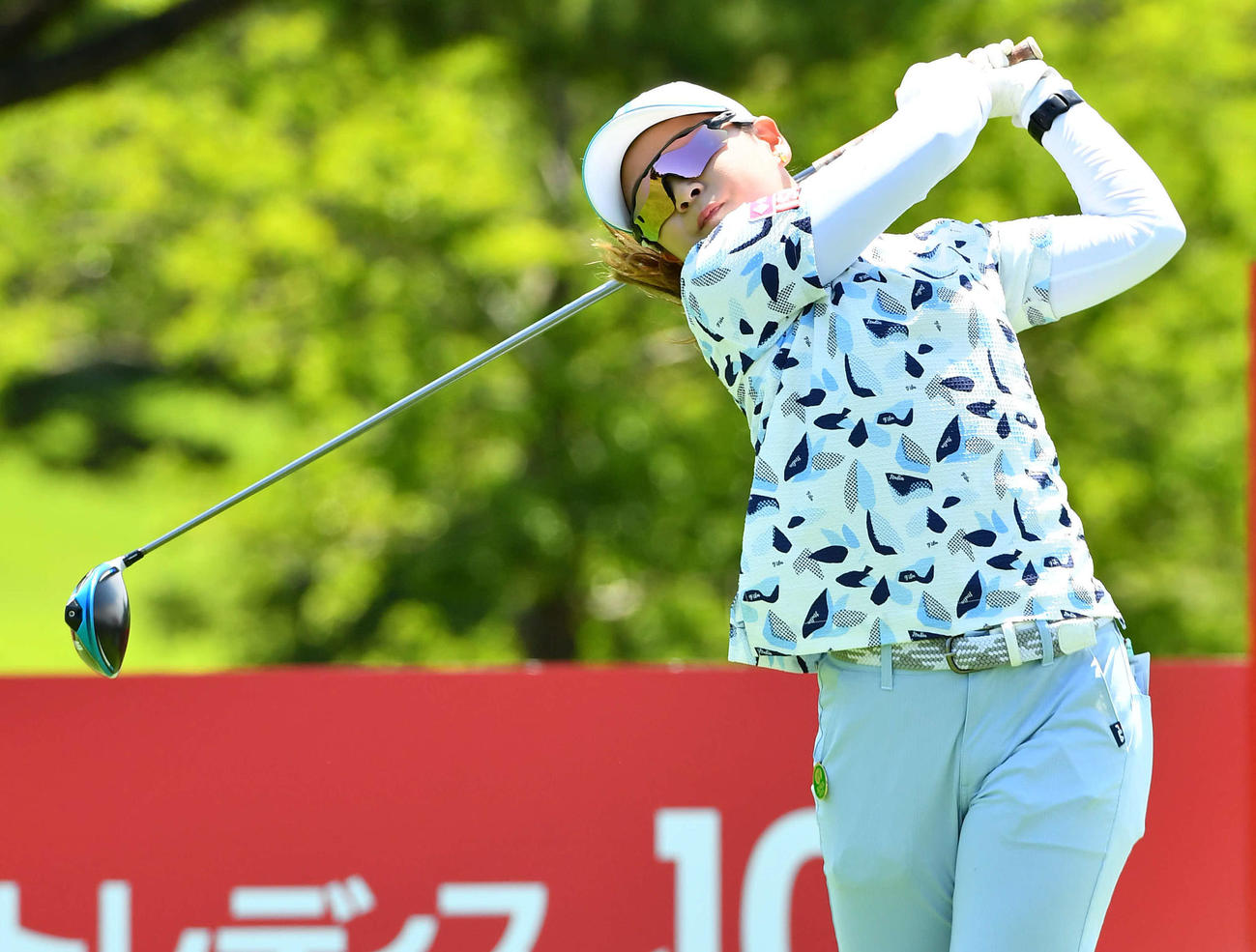 14番、ティーショットを放つ古家翔香（撮影・岩下翔太）