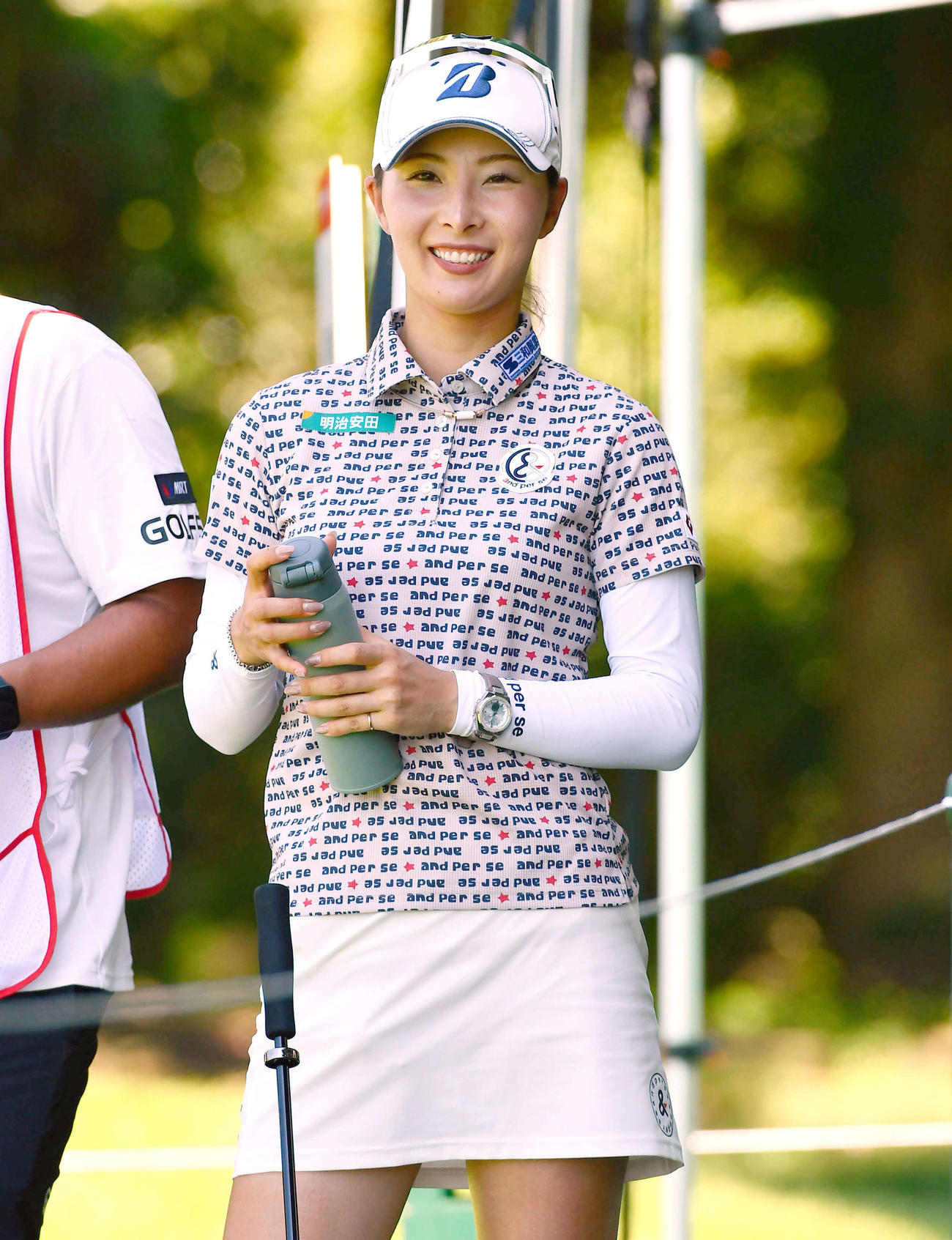 12番ティーイングエリアで笑顔を見せる鶴岡果恋（撮影・岩下翔太）