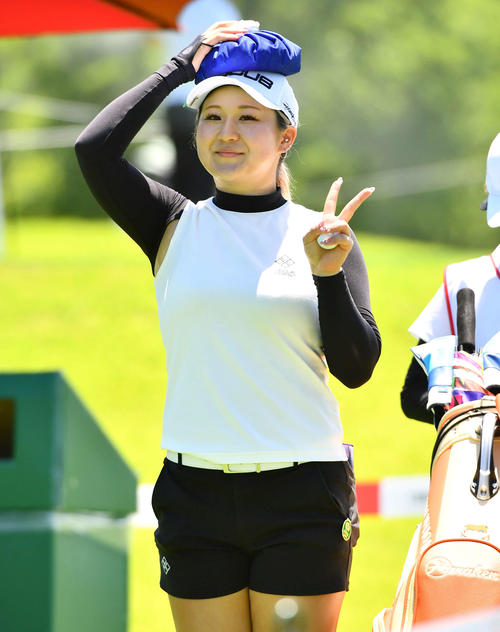 14番、氷のうを頭に乗せてカメラにピースサインを見せる千葉華（撮影・岩下翔太）