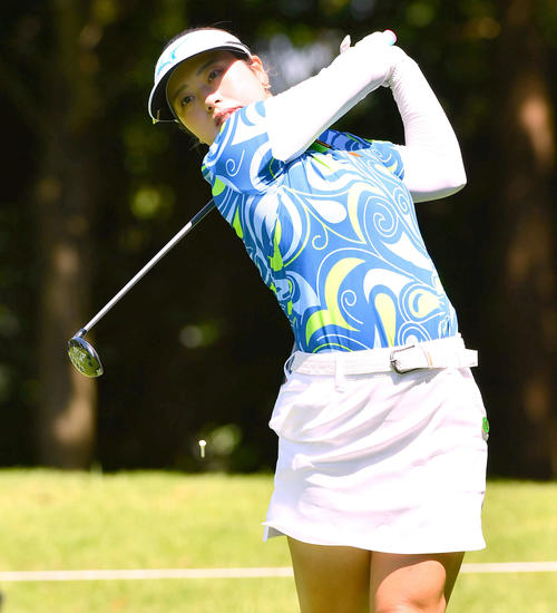 12番、ティーショットを放つ仲村果乃（撮影・岩下翔太）