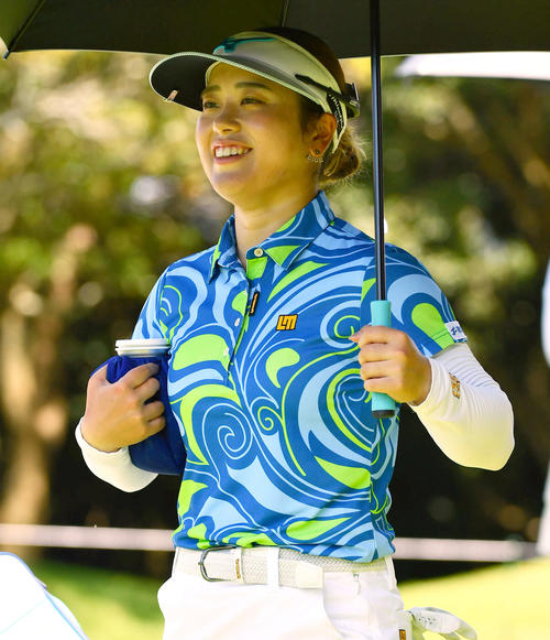 12番、氷のうを手に笑顔で第2打へ向かう仲村果乃（撮影・岩下翔太）