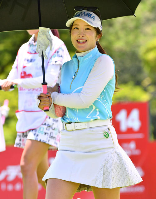 14番、笑顔で第2打へ向かう林菜乃子（撮影・岩下翔太）