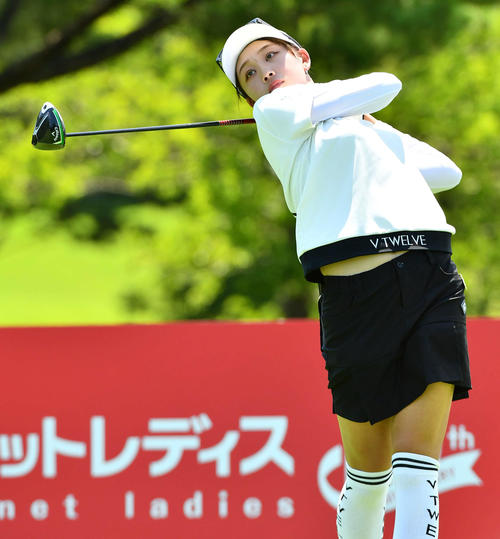 14番、ティーショットを放つ手束雅（撮影・岩下翔太）