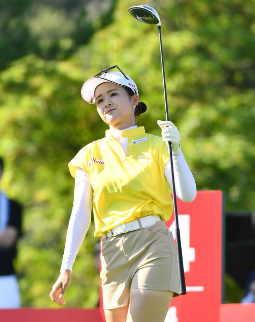 14番、ティーショットを放ち、打球を見つめる川崎春花（撮影・岩下翔太）