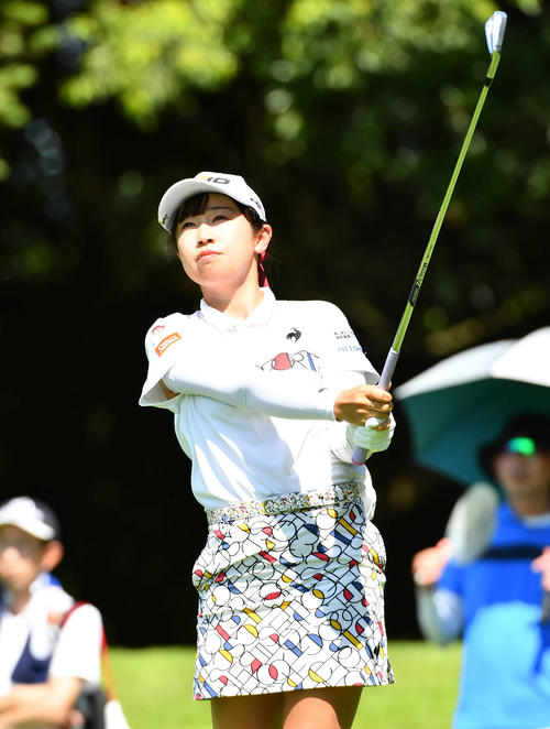 12番、ティーショットを放ち、打球を見つめる菅沼菜々（撮影・岩下翔太）