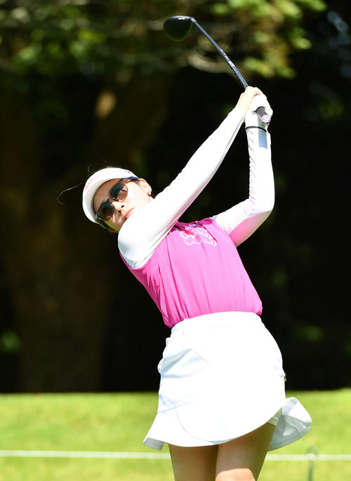 12番、ティーショットを放つ西村優菜（撮影・岩下翔太）