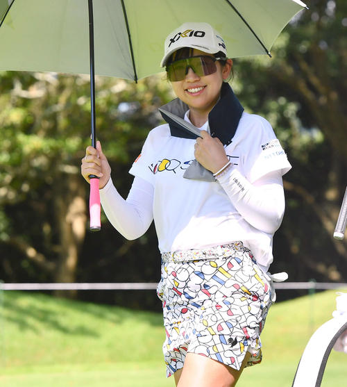 12番、笑顔で第2打へ向かう菅沼菜々（撮影・岩下翔太）