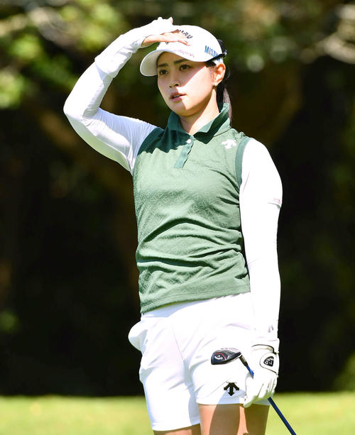 12番、ティーショットを放ち、打球を見つめる柏原明日架（撮影・岩下翔太）