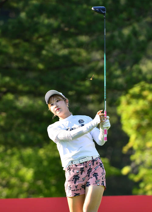 14番、ティーショットを放つ都玲華（撮影・岩下翔太）