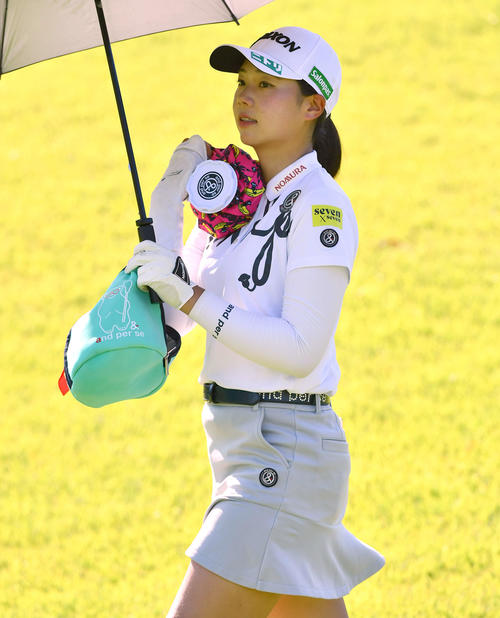 14番、氷のうを手に第2打へ向かう菅楓華（撮影・岩下翔太）