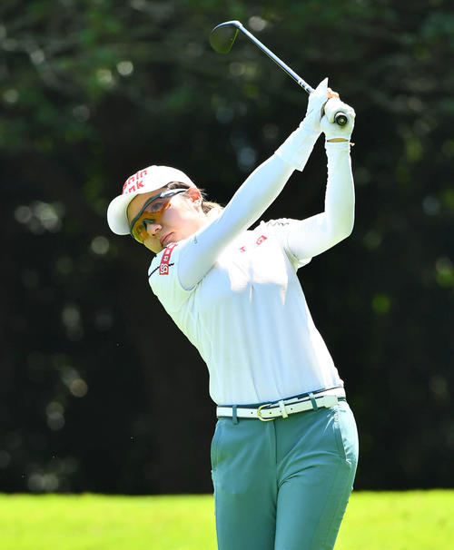 12番、ティーショットを放つサイペイイン（撮影・岩下翔太）