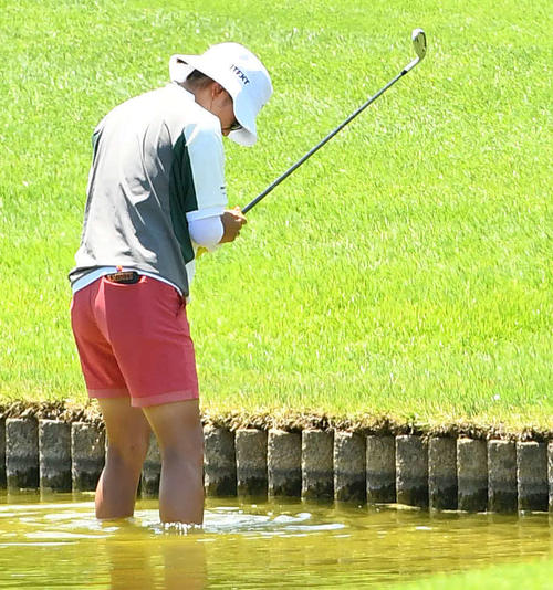 17番、第2打を打つため池に入る成田美寿々（撮影・岩下翔太）