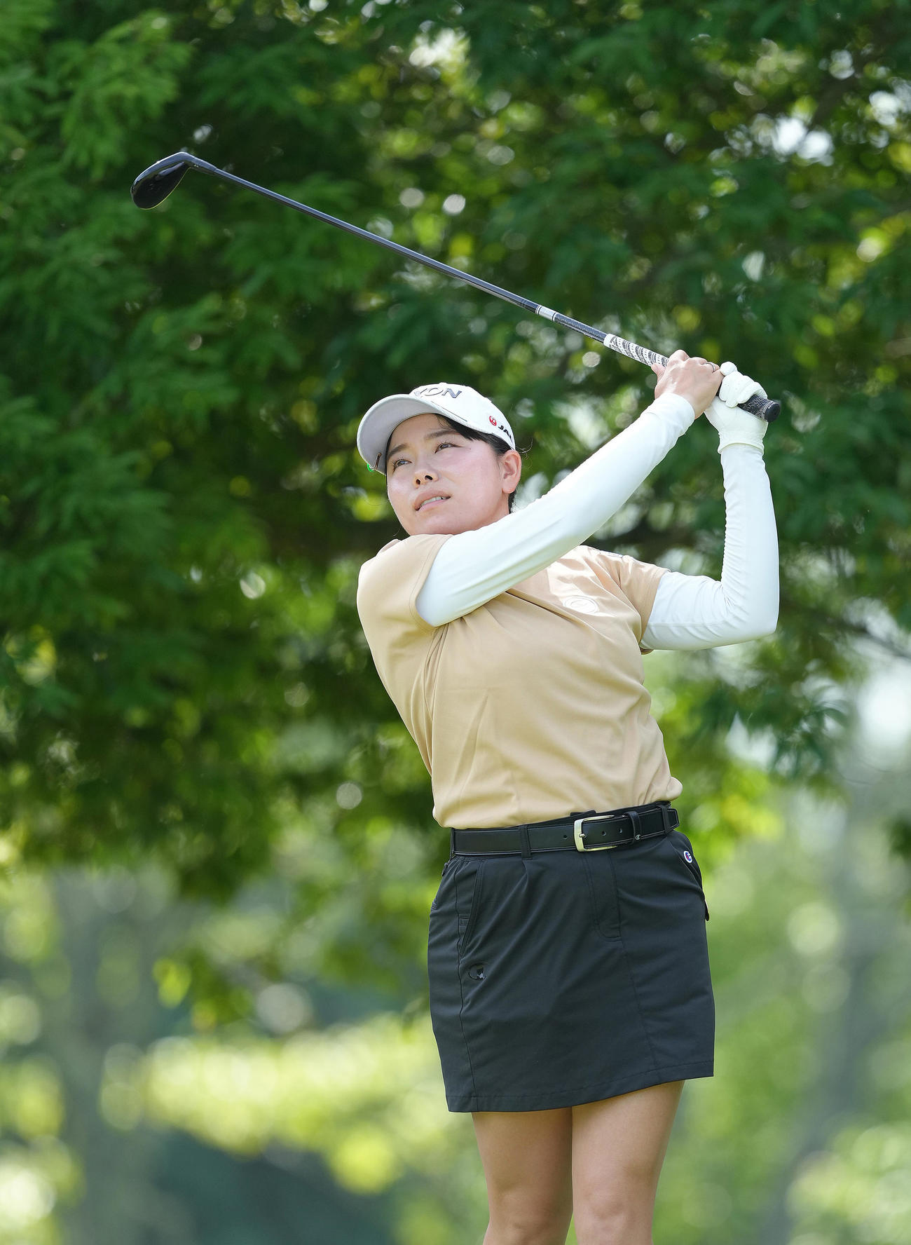12番、ティーショットを放つ勝（撮影・足立雅史）