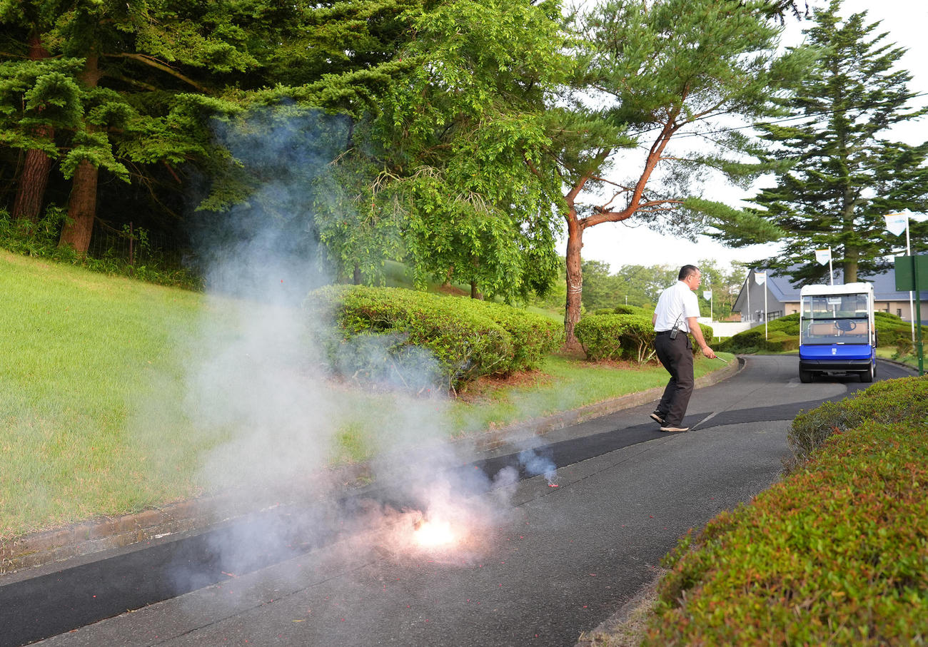 競技開始前、コース内の安全対策のため爆竹が実施される（撮影・足立雅史）