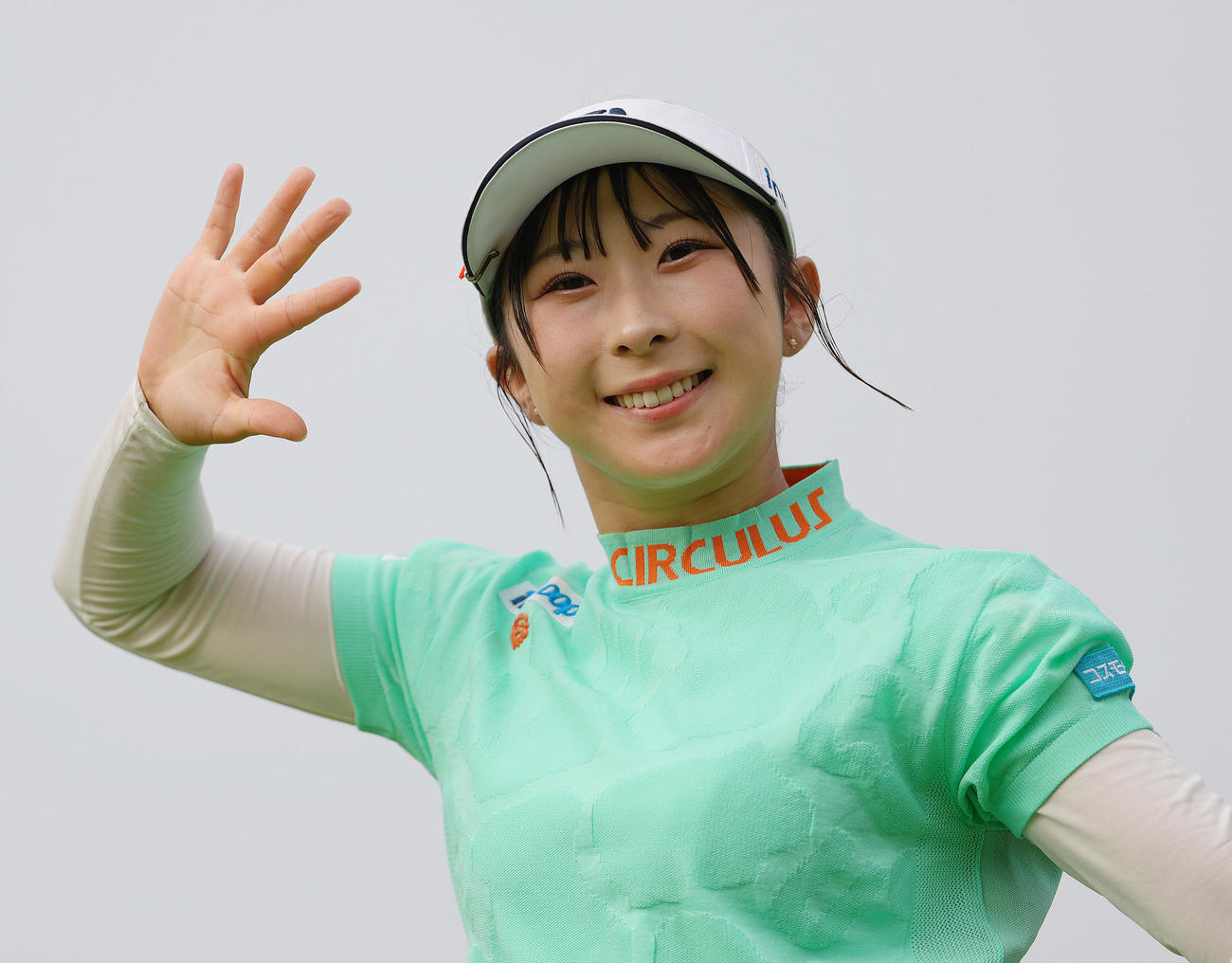 笑顔で手を振る永嶋（撮影・足立雅史）