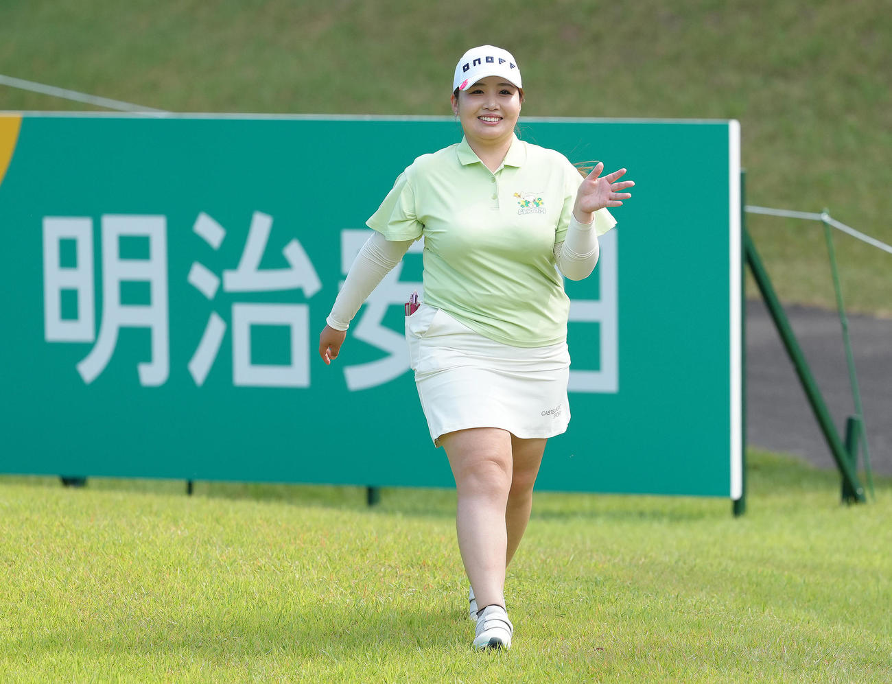 笑顔で手を振る小林光希（撮影・足立雅史）