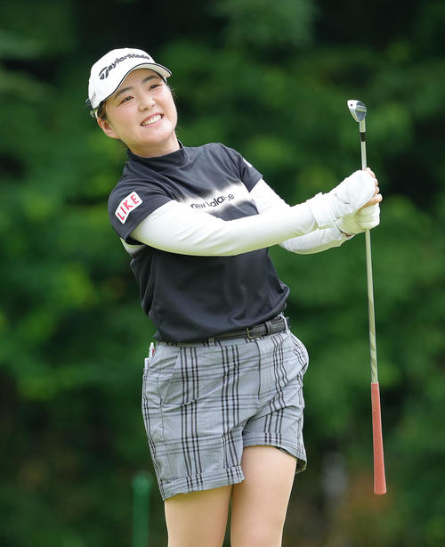 3番、ティーショットを放ち笑顔を見せる山内日菜子（撮影・足立雅史）