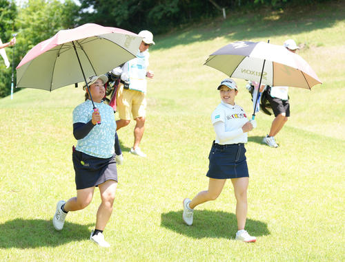 移動中、会話を交わす入谷響（左）と小祝さくら（撮影・足立雅史）