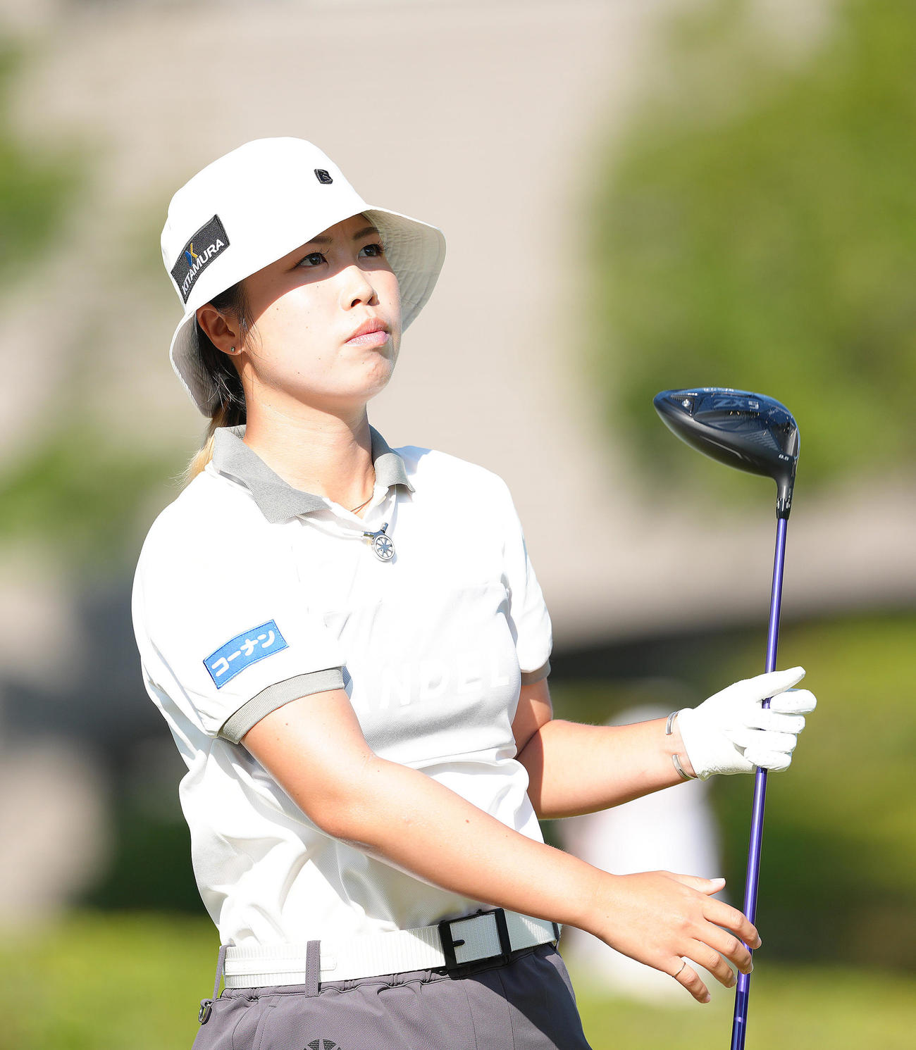 10番、ティーショットを放つ上野（撮影・足立雅史）