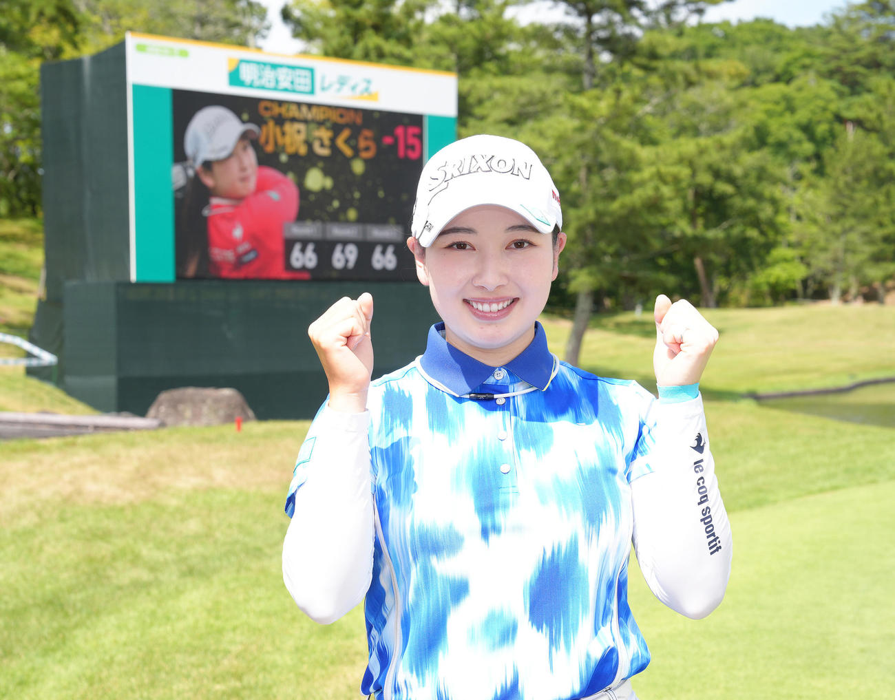 優勝し、笑顔を見せる小祝（撮影・足立雅史）