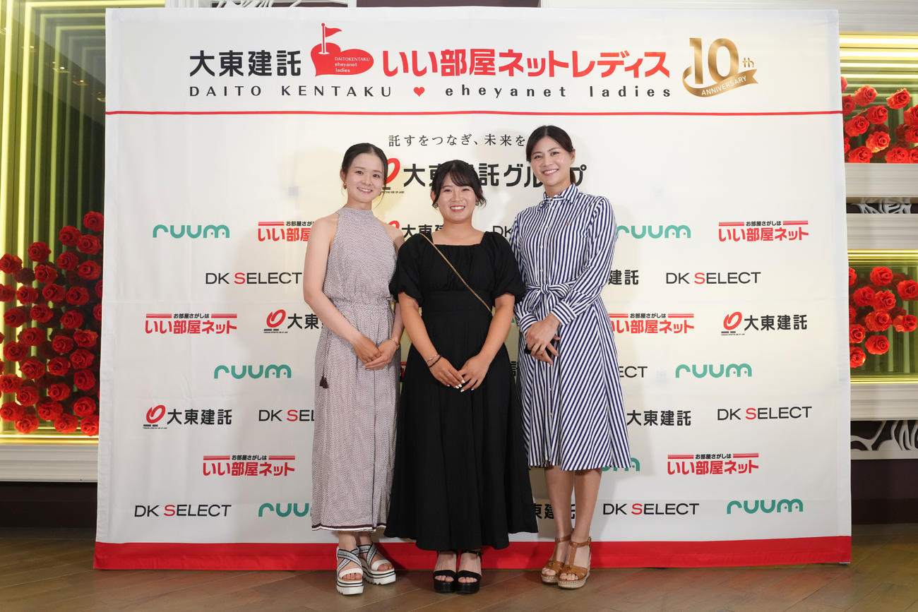 左から川崎春花、吉本ひかる、新垣比菜（大会提供）