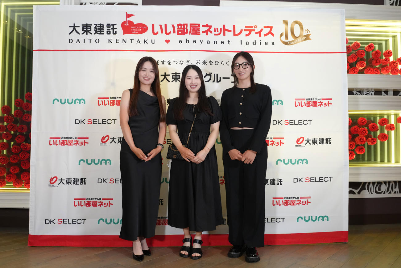 左から三ヶ島かな、小祝さくら、脇元華（大会提供）