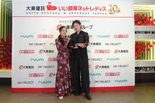 青木瀬令奈（左）、成田美寿々（大会提供）