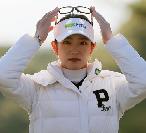 1番、ティーグラウンド上でサングラスに手をかける原英莉花（撮影・加藤哉）