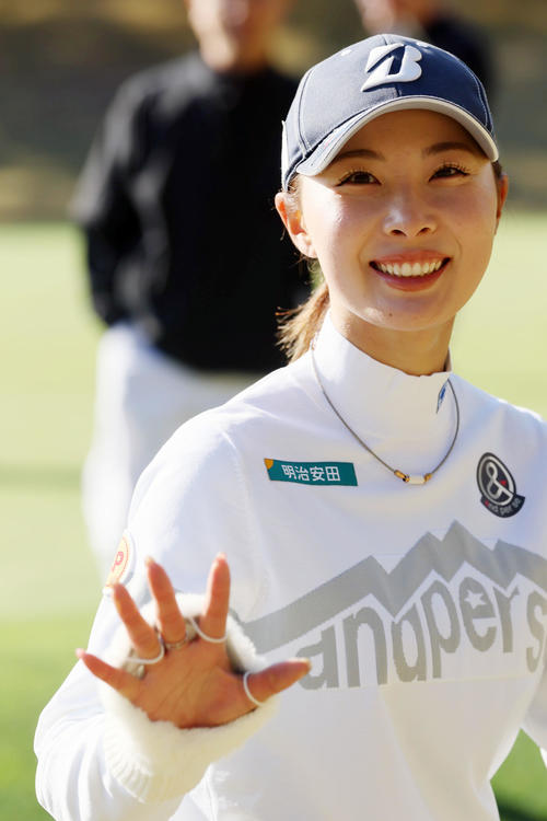 9番、グリーンを終え手を振りながら移動する鶴岡（撮影・加藤哉）