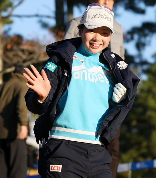 1番、ティーショットを打ち終え手を振ってフェアウエーに移動する菅（撮影・加藤哉）