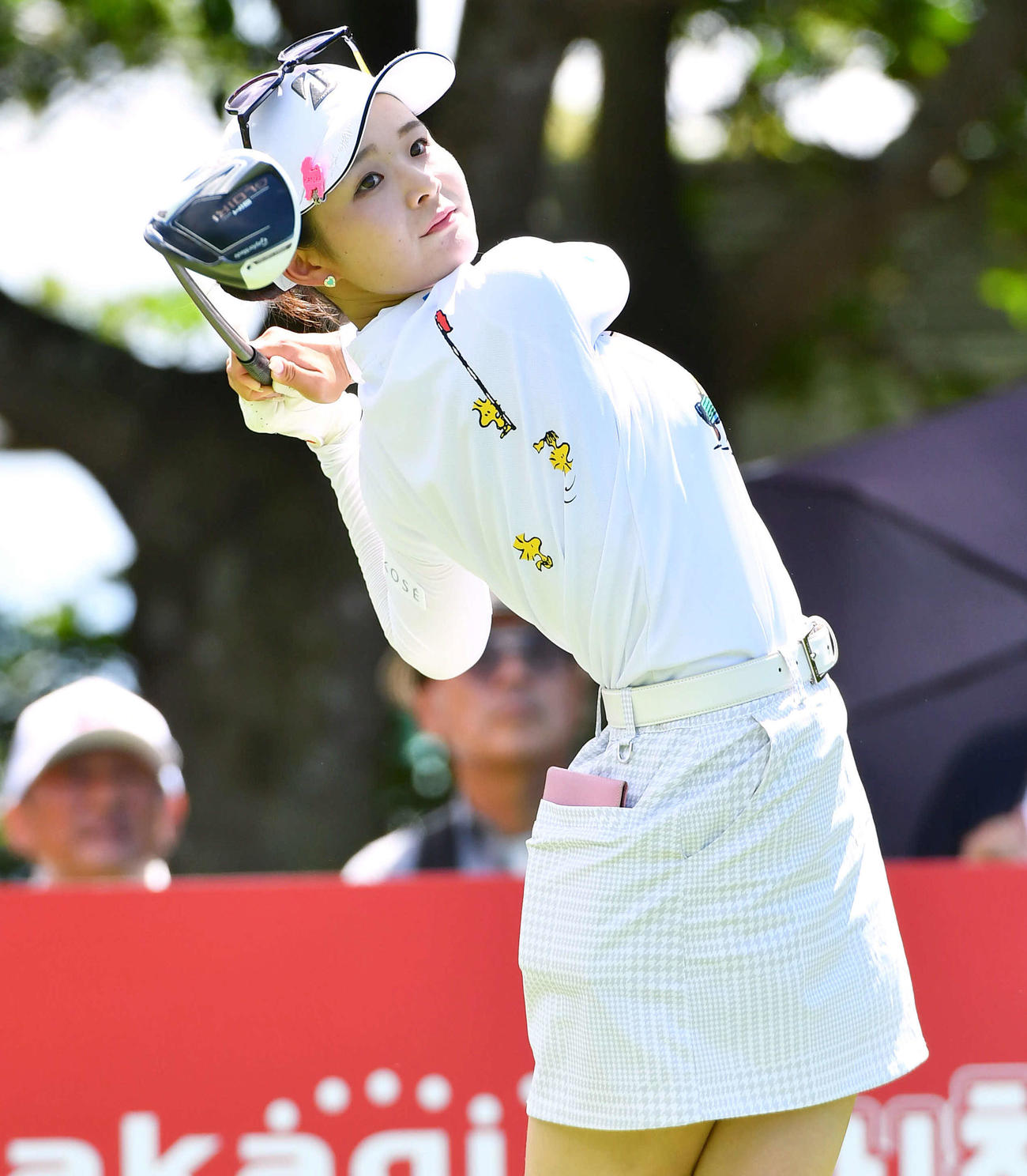 10番、ティーショットを放つ川崎春花（撮影・岩下翔太）