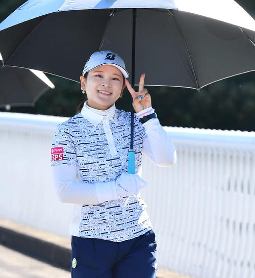 7番へ向かう橋でカメラに笑顔でピースサインを見せる古家翔香（撮影・岩下翔太）