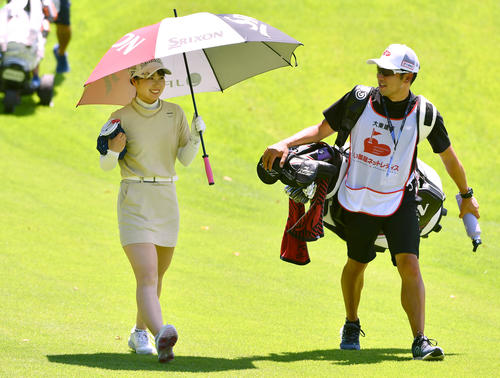 6番、キャディーと談笑しながら移動する尾関彩美悠（撮影・岩下翔太）