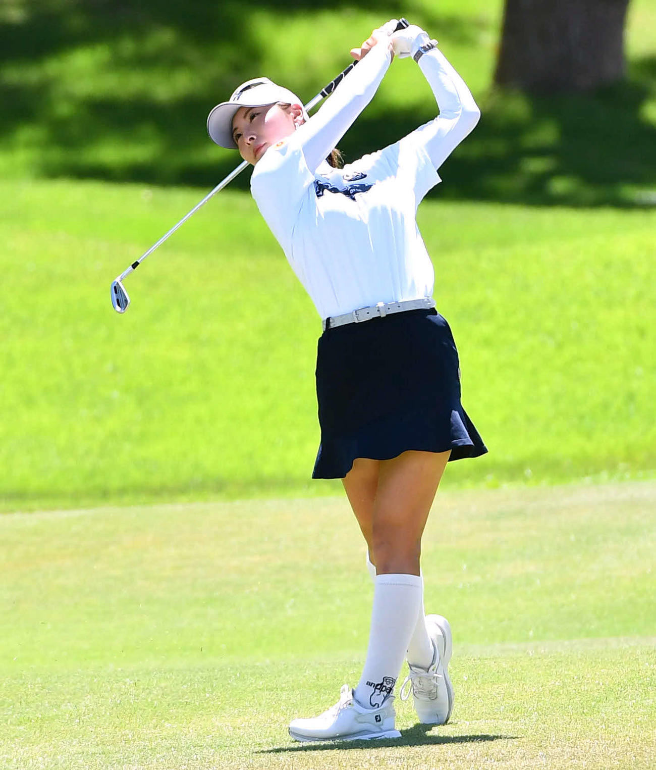 18番、第2打を放つ鶴岡果恋（撮影・岩下翔太）