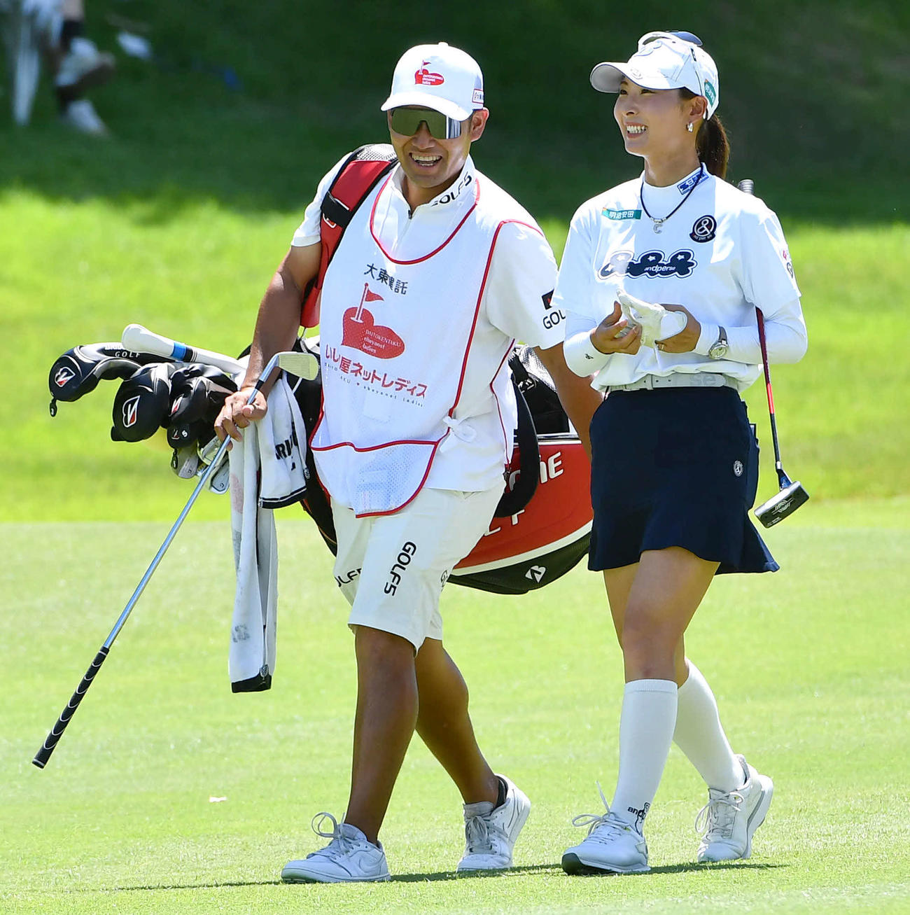 18番、キャディーと談笑しながら移動する鶴岡果恋（撮影・岩下翔太）