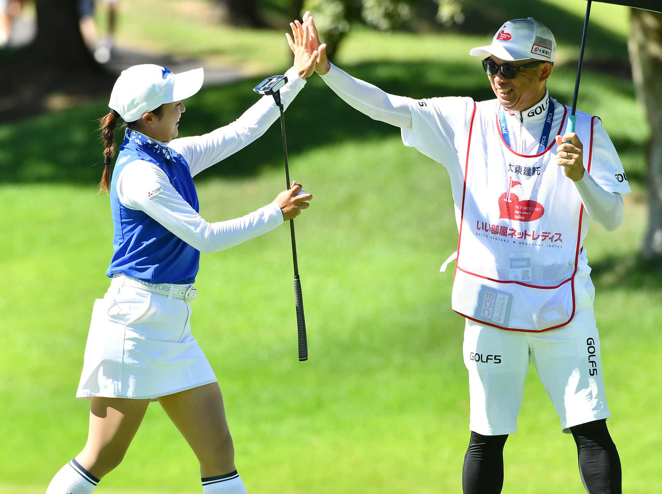 5番、イーグルパットを決めた稲垣那奈子はキャディーと笑顔でハイタッチする（撮影・岩下翔太）