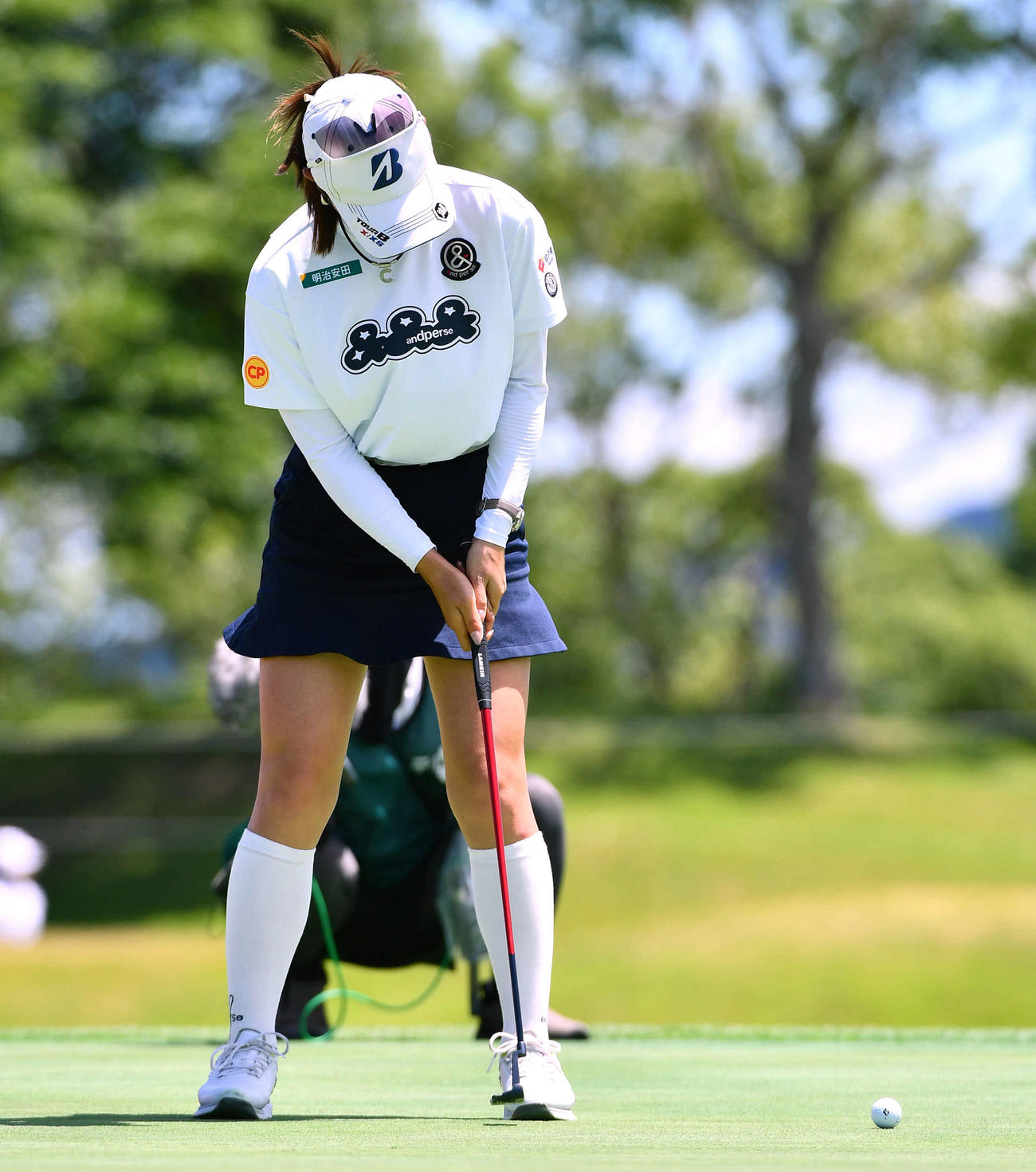 18番、バーディーパットを決める鶴岡果恋（撮影・岩下翔太）