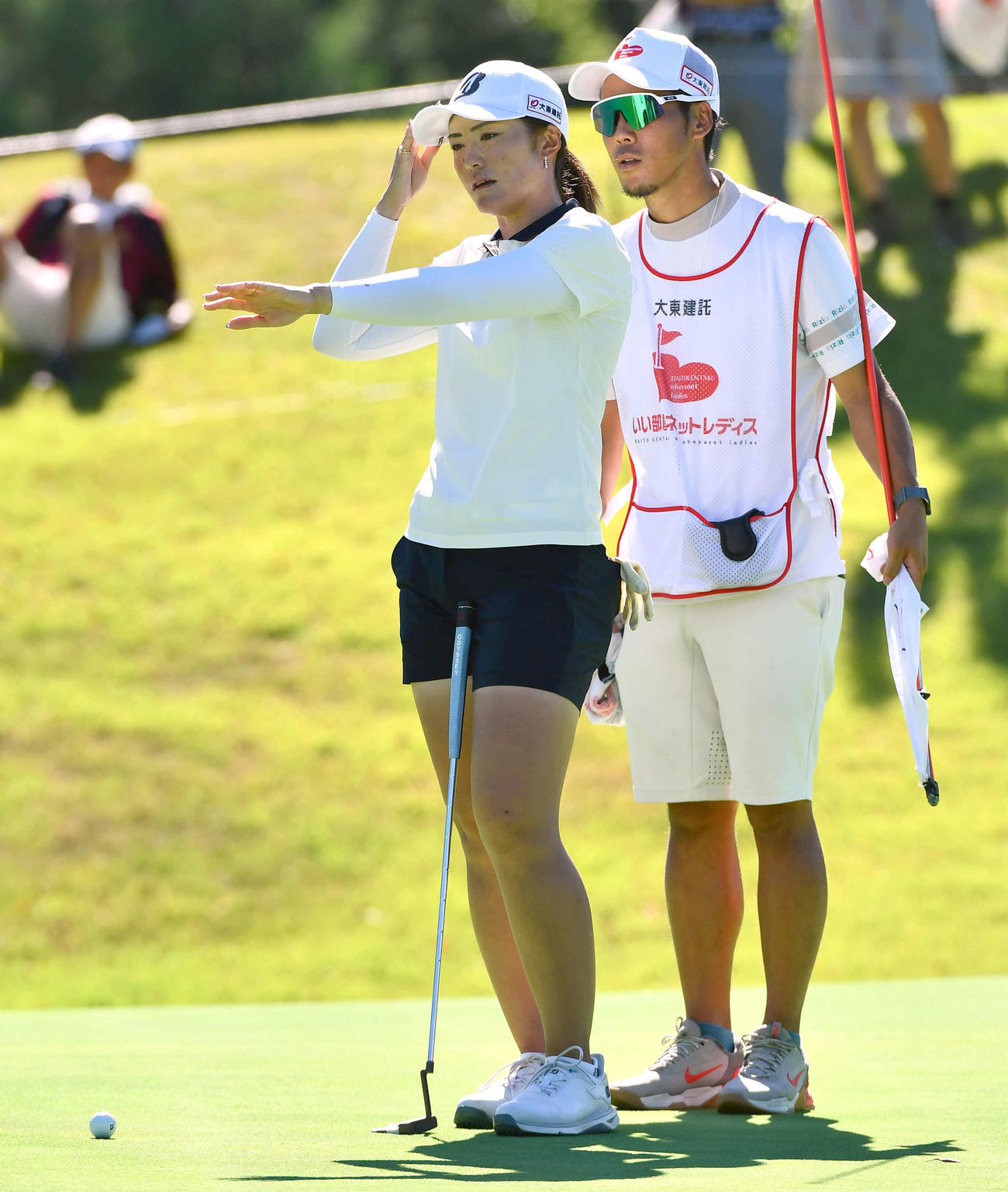 5番グリーンでキャディーと話し合う渡辺彩香（撮影・岩下翔太）